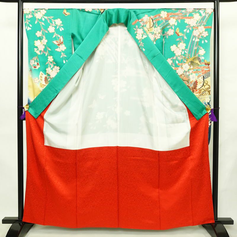 振袖 良品 金駒刺繍 正絹 蝶・昆虫柄 袷仕立て 身丈161cm 裄丈67cm リサイクル着物 着物 箔 金彩 成人式 二十歳の集い パーティー 華やか 緑・うぐいす色_画像3