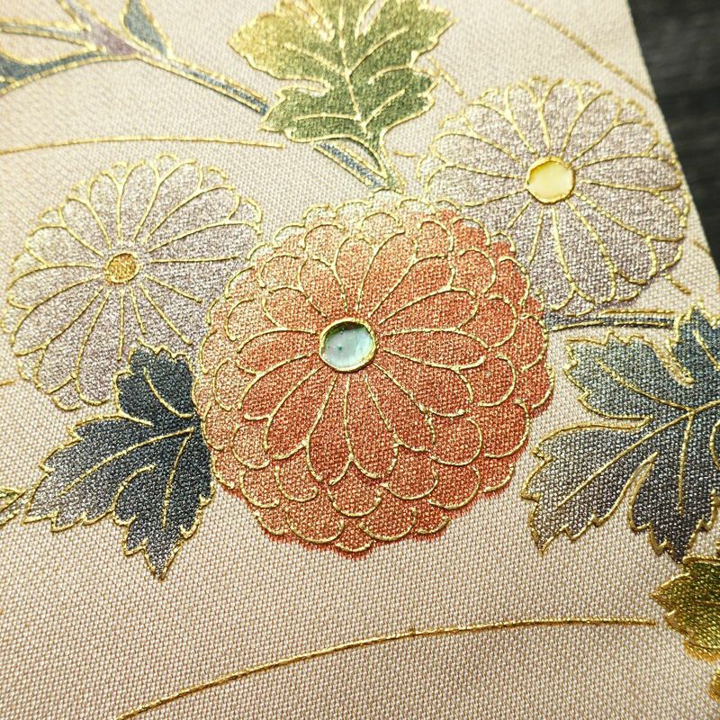 名古屋帯 螺鈿箔 太鼓柄 良品 しつけ糸付き 正絹 花柄 名古屋仕立て なごや帯 リサイクル帯 帯 箔 金彩 ベージュ_画像3