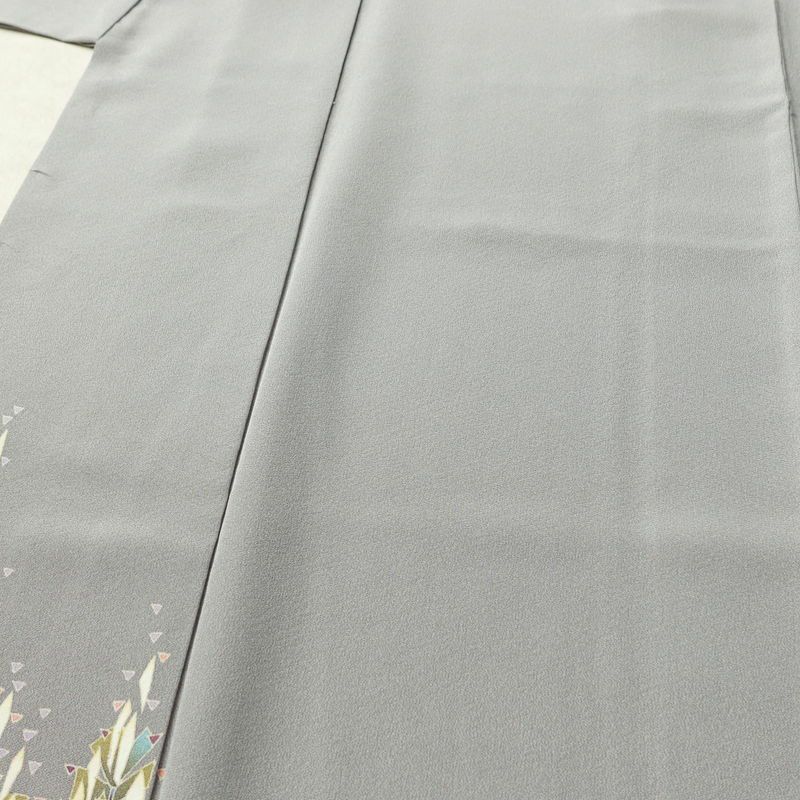 色留袖 落款入り 縮緬 正絹 幾何学柄・抽象柄 袷仕立て 身丈157.5cm 裄丈63.5cm リサイクル着物 着物 共八掛 シンプル グレー_画像5