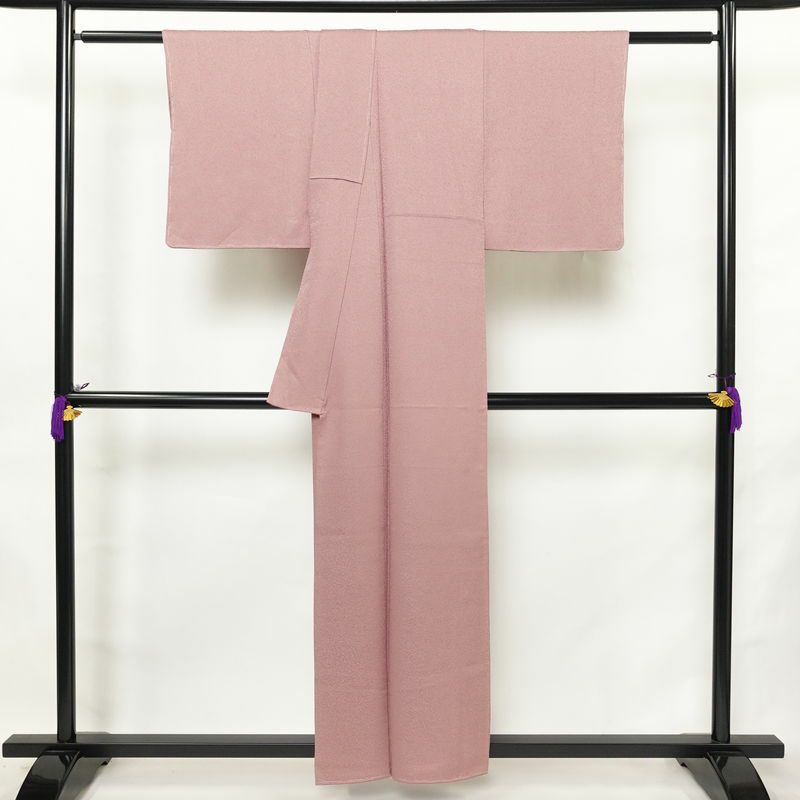 色無地 美品 しつけ糸付き 一つ紋付き 正絹 その他の柄 袷仕立て 身丈156cm 裄丈61cm リサイクル着物 着物 お茶会 フォーマル シンプル 紫・藤色_画像2