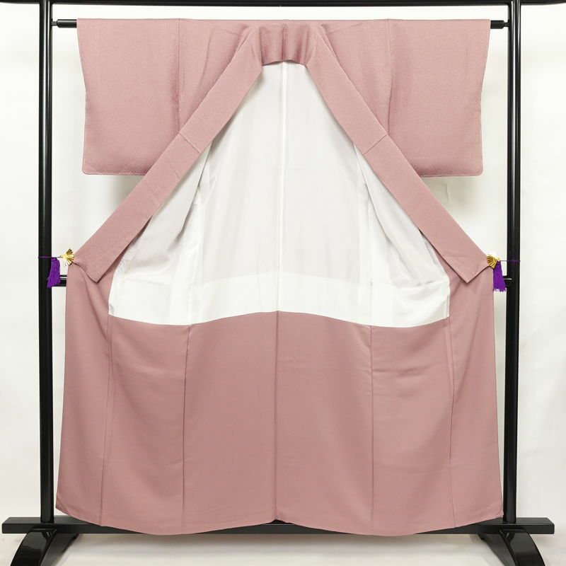 色無地 美品 しつけ糸付き 一つ紋付き 正絹 その他の柄 袷仕立て 身丈156cm 裄丈61cm リサイクル着物 着物 お茶会 フォーマル シンプル 紫・藤色_画像3