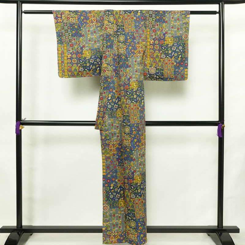 単衣 小紋 美品 しつけ糸付き バチ衿仕立て 正絹 幾何学柄・抽象柄 単衣仕立て 身丈157cm 裄丈62.5cm リサイクル着物 着物 モダン 青・紺_画像2