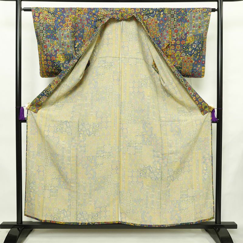 単衣 小紋 美品 しつけ糸付き バチ衿仕立て 正絹 幾何学柄・抽象柄 単衣仕立て 身丈157cm 裄丈62.5cm リサイクル着物 着物 モダン 青・紺_画像3