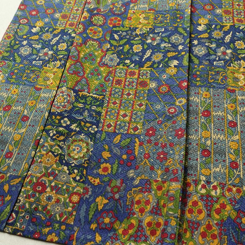 単衣 小紋 美品 しつけ糸付き バチ衿仕立て 正絹 幾何学柄・抽象柄 単衣仕立て 身丈157cm 裄丈62.5cm リサイクル着物 着物 モダン 青・紺_画像4