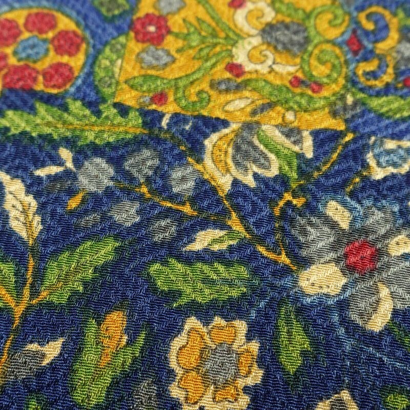 単衣 小紋 美品 しつけ糸付き バチ衿仕立て 正絹 幾何学柄・抽象柄 単衣仕立て 身丈157cm 裄丈62.5cm リサイクル着物 着物 モダン 青・紺_画像8