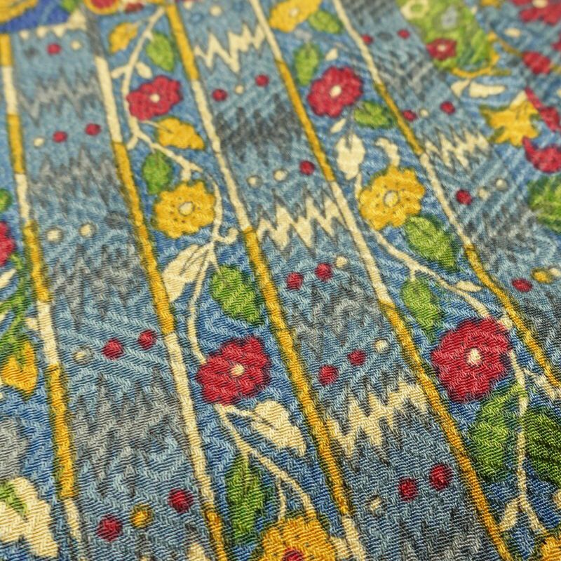 単衣 小紋 美品 しつけ糸付き バチ衿仕立て 正絹 幾何学柄・抽象柄 単衣仕立て 身丈157cm 裄丈62.5cm リサイクル着物 着物 モダン 青・紺_画像9