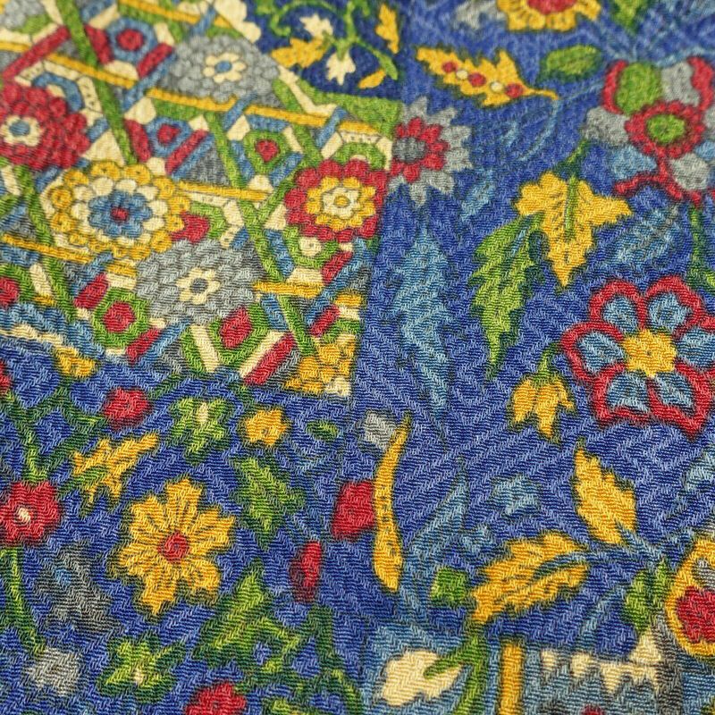 単衣 小紋 美品 しつけ糸付き バチ衿仕立て 正絹 幾何学柄・抽象柄 単衣仕立て 身丈157cm 裄丈62.5cm リサイクル着物 着物 モダン 青・紺_画像10