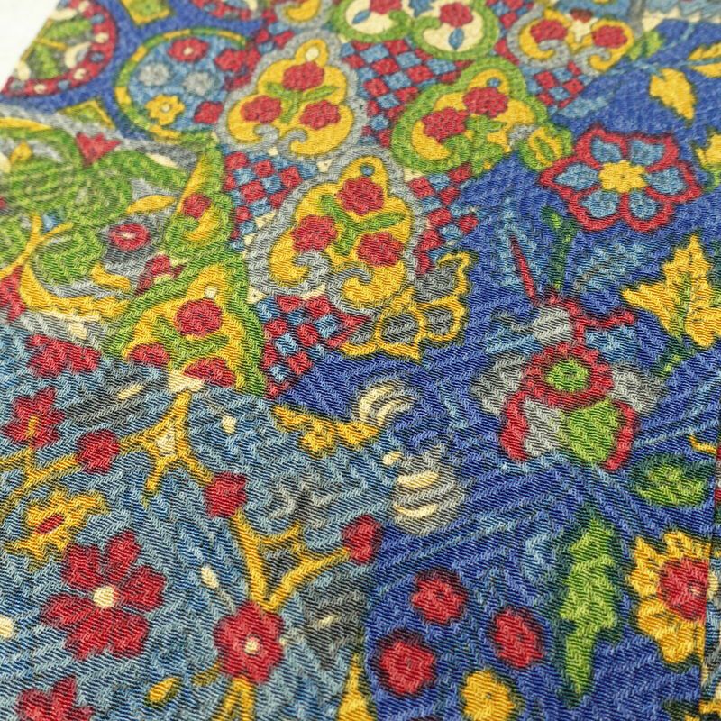 単衣 小紋 美品 しつけ糸付き バチ衿仕立て 正絹 幾何学柄・抽象柄 単衣仕立て 身丈157cm 裄丈62.5cm リサイクル着物 着物 モダン 青・紺_画像11