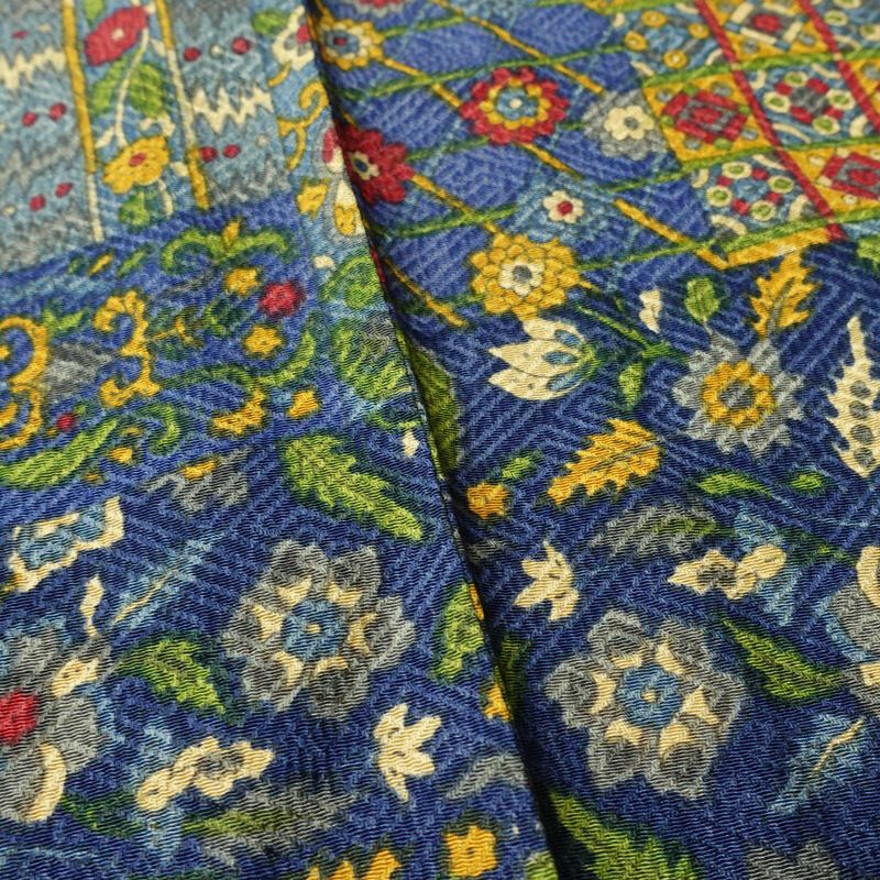 単衣 小紋 美品 しつけ糸付き バチ衿仕立て 正絹 幾何学柄・抽象柄 単衣仕立て 身丈157cm 裄丈62.5cm リサイクル着物 着物 モダン 青・紺_画像13