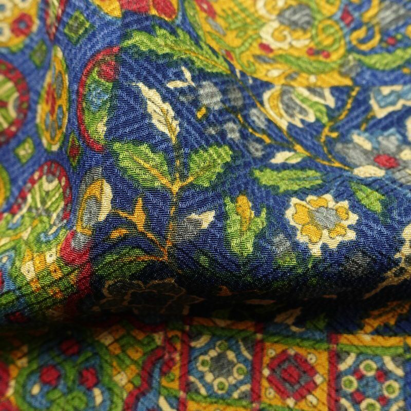 単衣 小紋 美品 しつけ糸付き バチ衿仕立て 正絹 幾何学柄・抽象柄 単衣仕立て 身丈157cm 裄丈62.5cm リサイクル着物 着物 モダン 青・紺_画像21