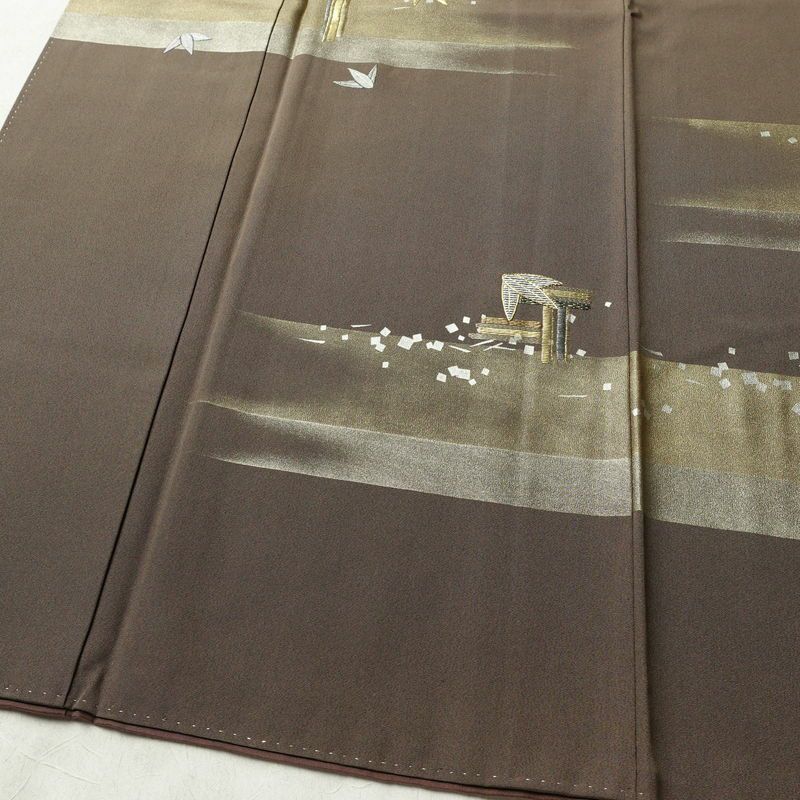 付け下げ 縮緬 金駒刺繍 正絹 木の葉・植物柄 袷仕立て 身丈153.5cm 裄丈63cm リサイクル着物 着物 箔 卒業式 フォーマル 茶_画像4