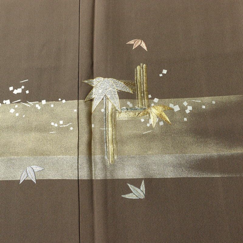 付け下げ 縮緬 金駒刺繍 正絹 木の葉・植物柄 袷仕立て 身丈153.5cm 裄丈63cm リサイクル着物 着物 箔 卒業式 フォーマル 茶_画像6