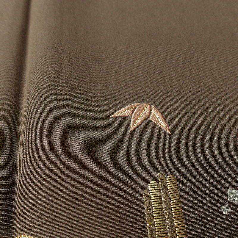 付け下げ 縮緬 金駒刺繍 正絹 木の葉・植物柄 袷仕立て 身丈153.5cm 裄丈63cm リサイクル着物 着物 箔 卒業式 フォーマル 茶_画像9