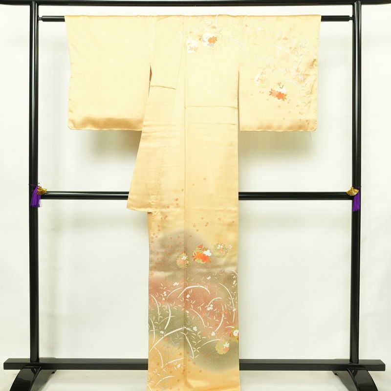 訪問着 良品 しつけ糸付き 綸子 正絹 木の葉・植物柄 袷仕立て 身丈163cm 裄丈67.5cm リサイクル着物 着物 箔 金彩 入学式 卒業式 七五三 お宮参り フォーマル 橙_画像2