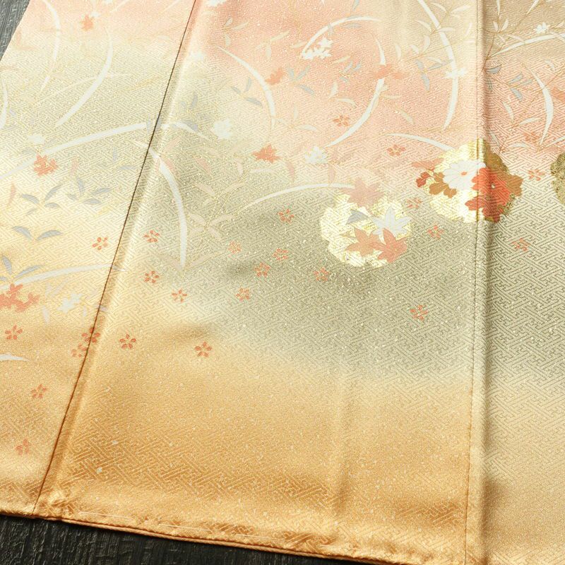 訪問着 良品 しつけ糸付き 綸子 正絹 木の葉・植物柄 袷仕立て 身丈163cm 裄丈67.5cm リサイクル着物 着物 箔 金彩 入学式 卒業式 七五三 お宮参り フォーマル 橙_画像4