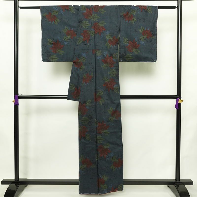 大島紬 良品 証紙なし しつけ糸付き 正絹 木の葉・植物柄 袷仕立て 身丈158.5cm 裄丈64.5cm リサイクル着物 着物 青・紺_画像2