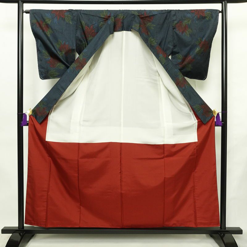 大島紬 良品 証紙なし しつけ糸付き 正絹 木の葉・植物柄 袷仕立て 身丈158.5cm 裄丈64.5cm リサイクル着物 着物 青・紺_画像3