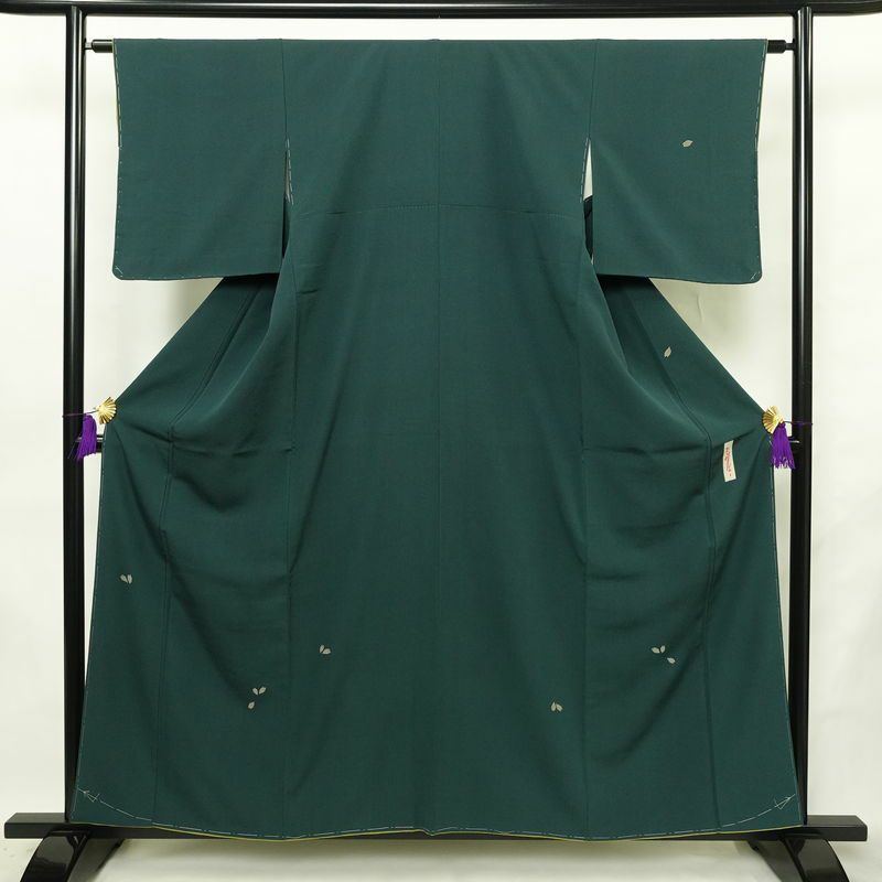 付け下げ 辻村寿三郎 ジュサブロー 美品 しつけ糸付き 縮緬 正絹 木の葉・植物柄 袷仕立て 身丈158cm 裄丈63cm リサイクル着物 着物 シンプル 緑・うぐいす色_画像1