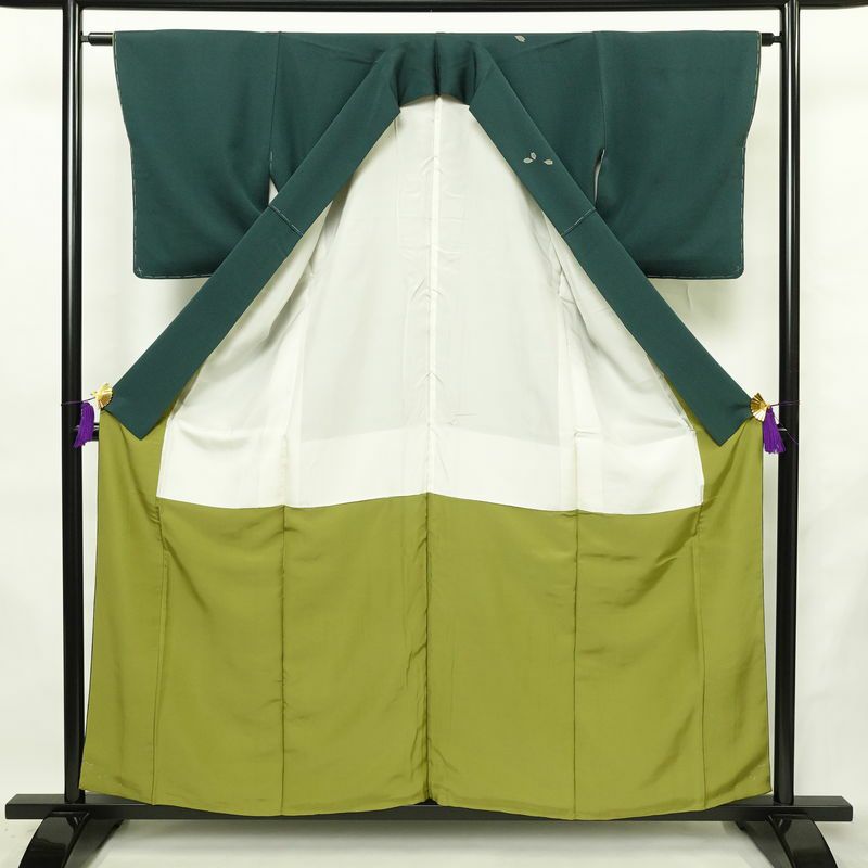 付け下げ 辻村寿三郎 ジュサブロー 美品 しつけ糸付き 縮緬 正絹 木の葉・植物柄 袷仕立て 身丈158cm 裄丈63cm リサイクル着物 着物 シンプル 緑・うぐいす色_画像3