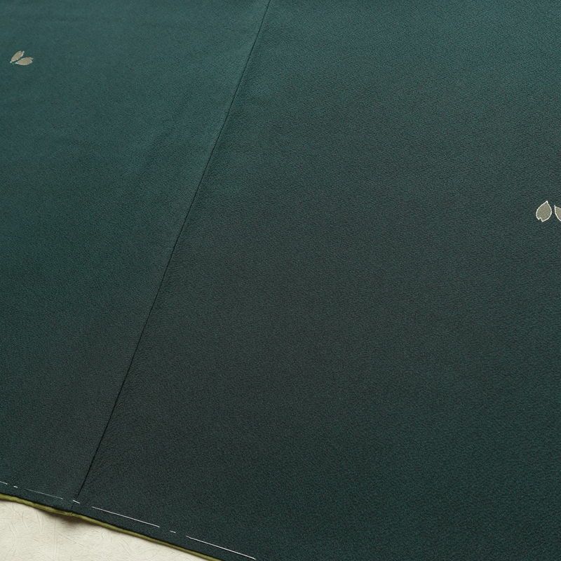 付け下げ 辻村寿三郎 ジュサブロー 美品 しつけ糸付き 縮緬 正絹 木の葉・植物柄 袷仕立て 身丈158cm 裄丈63cm リサイクル着物 着物 シンプル 緑・うぐいす色_画像11