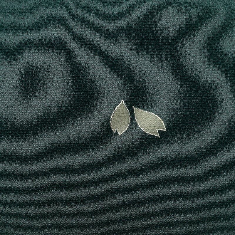 付け下げ 辻村寿三郎 ジュサブロー 美品 しつけ糸付き 縮緬 正絹 木の葉・植物柄 袷仕立て 身丈158cm 裄丈63cm リサイクル着物 着物 シンプル 緑・うぐいす色_画像12