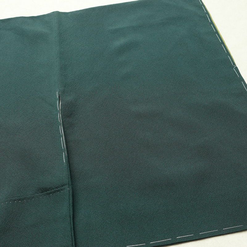 付け下げ 辻村寿三郎 ジュサブロー 美品 しつけ糸付き 縮緬 正絹 木の葉・植物柄 袷仕立て 身丈158cm 裄丈63cm リサイクル着物 着物 シンプル 緑・うぐいす色_画像14