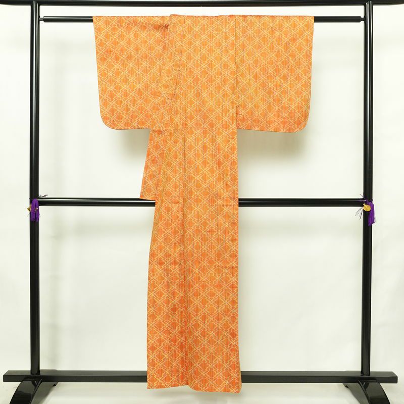 単衣 紬 美品 バチ衿仕立て 正絹 縞柄・線柄 単衣仕立て 身丈155cm 裄丈62.5cm リサイクル着物 一部しつけ糸付き 着物 橙_画像2