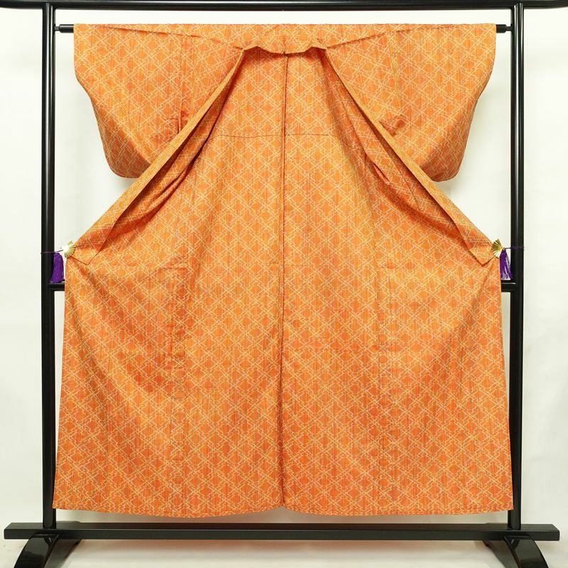 単衣 紬 美品 バチ衿仕立て 正絹 縞柄・線柄 単衣仕立て 身丈155cm 裄丈62.5cm リサイクル着物 一部しつけ糸付き 着物 橙_画像3
