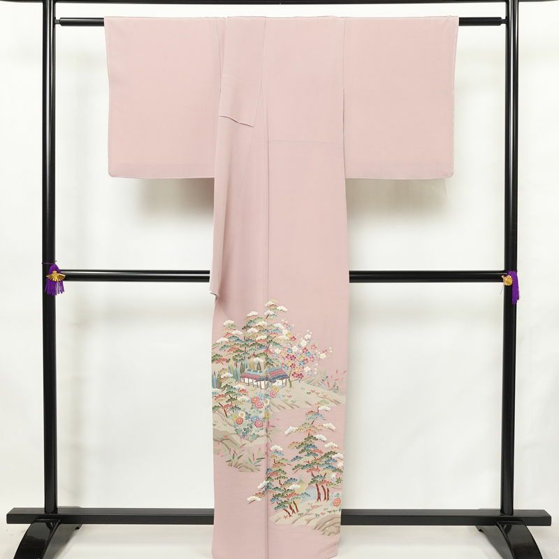 色留袖 美品 落款入り 縮緬 三つ紋付き 正絹 風景柄 袷仕立て 身丈163.5cm 裄丈66.5cm リサイクル着物 一部しつけ糸付き 着物 結婚式 パーティー フォーマル 松 ピンク_画像2