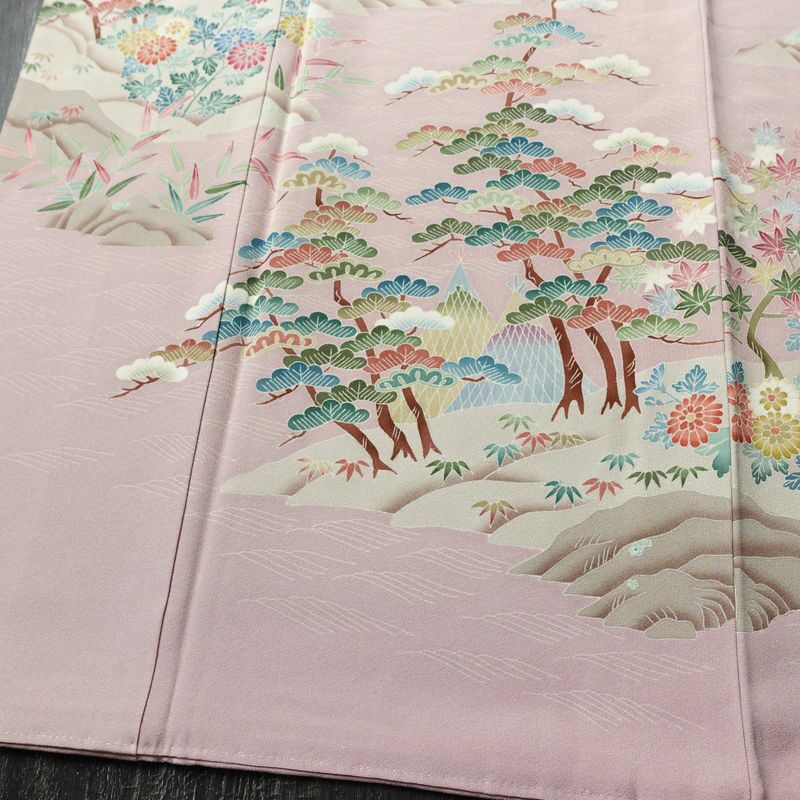 色留袖 美品 落款入り 縮緬 三つ紋付き 正絹 風景柄 袷仕立て 身丈163.5cm 裄丈66.5cm リサイクル着物 一部しつけ糸付き 着物 結婚式 パーティー フォーマル 松 ピンク_画像4