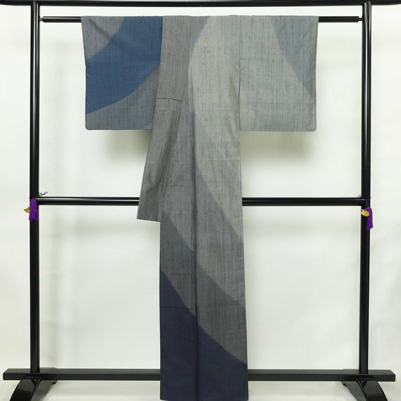 紬 付下 良品 落款入り 諏訪好風 正絹 幾何学柄・抽象柄 袷仕立て 身丈160.5cm 裄丈62.5cm リサイクル着物 着物 洒落 粋 青・紺_画像2