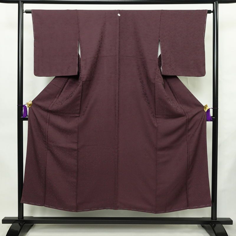 色無地 美品 しつけ糸付き 一つ紋付き 正絹 木の葉・植物柄 袷仕立て 身丈149cm 裄丈63cm リサイクル着物 着物 未使用品 お茶会 フォーマル 紫・藤色_画像1