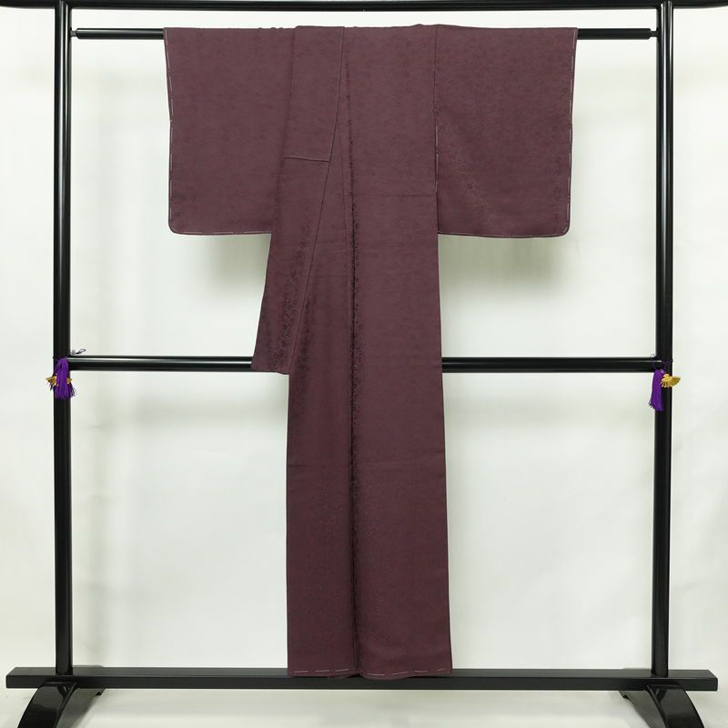 色無地 美品 しつけ糸付き 一つ紋付き 正絹 木の葉・植物柄 袷仕立て 身丈149cm 裄丈63cm リサイクル着物 着物 未使用品 お茶会 フォーマル 紫・藤色_画像2