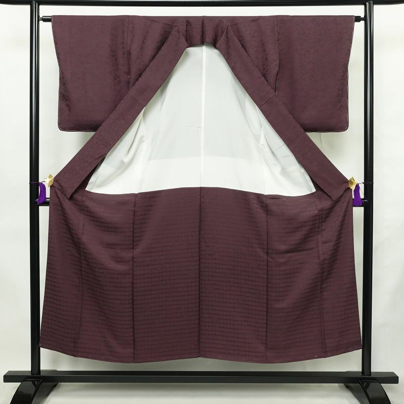 色無地 美品 しつけ糸付き 一つ紋付き 正絹 木の葉・植物柄 袷仕立て 身丈149cm 裄丈63cm リサイクル着物 着物 未使用品 お茶会 フォーマル 紫・藤色_画像3