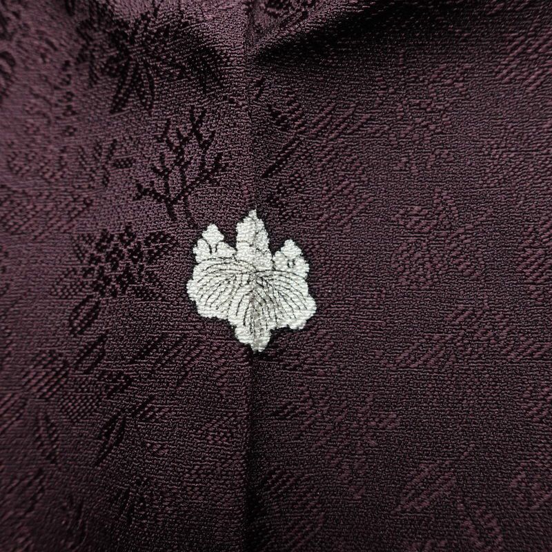 色無地 美品 しつけ糸付き 一つ紋付き 正絹 木の葉・植物柄 袷仕立て 身丈149cm 裄丈63cm リサイクル着物 着物 未使用品 お茶会 フォーマル 紫・藤色_画像11