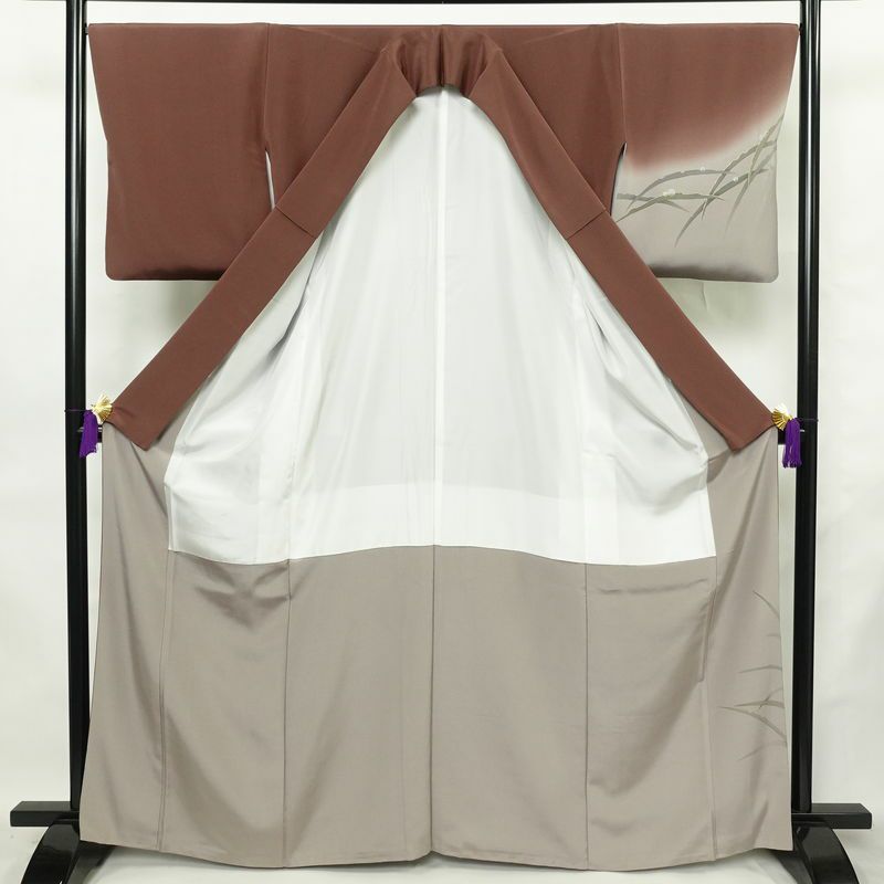 付け下げ 美品 縮緬 正絹 木の葉・植物柄 袷仕立て 身丈165cm 裄丈67cm リサイクル着物 着物 箔 共八掛 露芝 入学式 卒業式 七五三 お宮参り フォーマル 茶_画像3