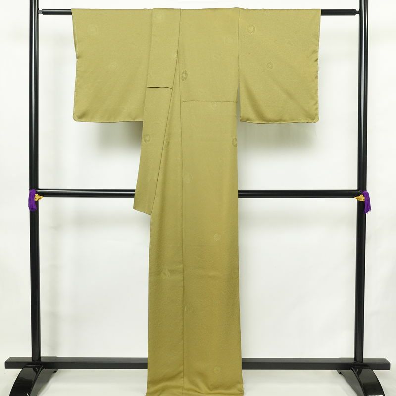 色無地 良品 しつけ糸付き 一つ紋付き 正絹 木の葉・植物柄 袷仕立て 身丈166.5cm 裄丈68.5cm リサイクル着物 着物 お茶会 フォーマル 黄・黄土色_画像2