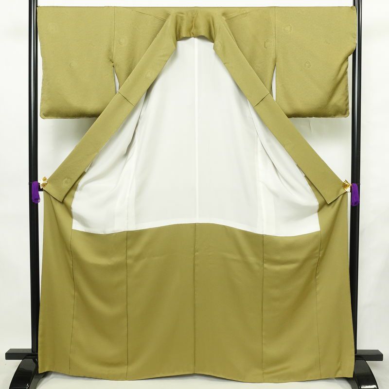 色無地 良品 しつけ糸付き 一つ紋付き 正絹 木の葉・植物柄 袷仕立て 身丈166.5cm 裄丈68.5cm リサイクル着物 着物 お茶会 フォーマル 黄・黄土色_画像3