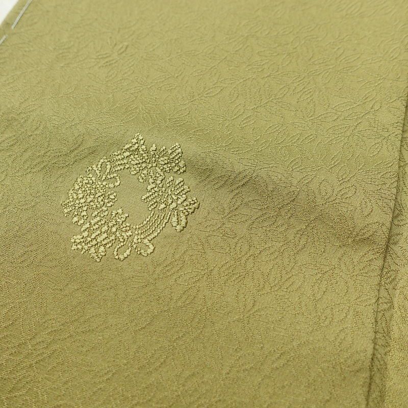 色無地 良品 しつけ糸付き 一つ紋付き 正絹 木の葉・植物柄 袷仕立て 身丈166.5cm 裄丈68.5cm リサイクル着物 着物 お茶会 フォーマル 黄・黄土色_画像10