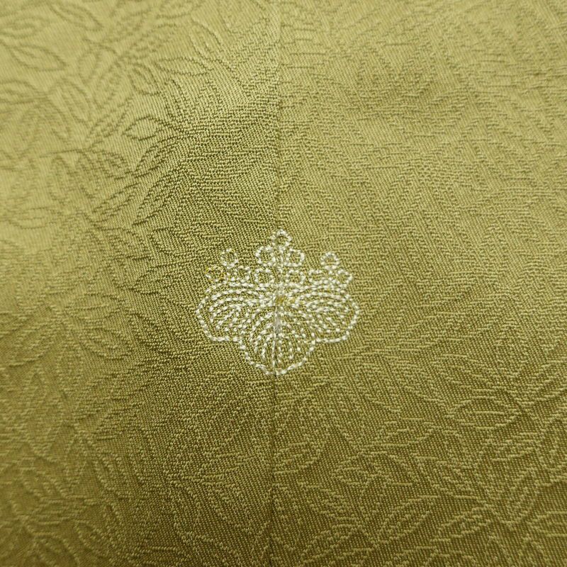 色無地 良品 しつけ糸付き 一つ紋付き 正絹 木の葉・植物柄 袷仕立て 身丈166.5cm 裄丈68.5cm リサイクル着物 着物 お茶会 フォーマル 黄・黄土色_画像13