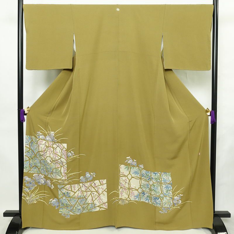 色留袖 良品 落款入り 縮緬 一つ紋付き 正絹 木の葉・植物柄 袷仕立て 身丈165.5cm 裄丈67.5cm リサイクル着物 着物 共八掛 結婚式 黄・黄土色_画像1