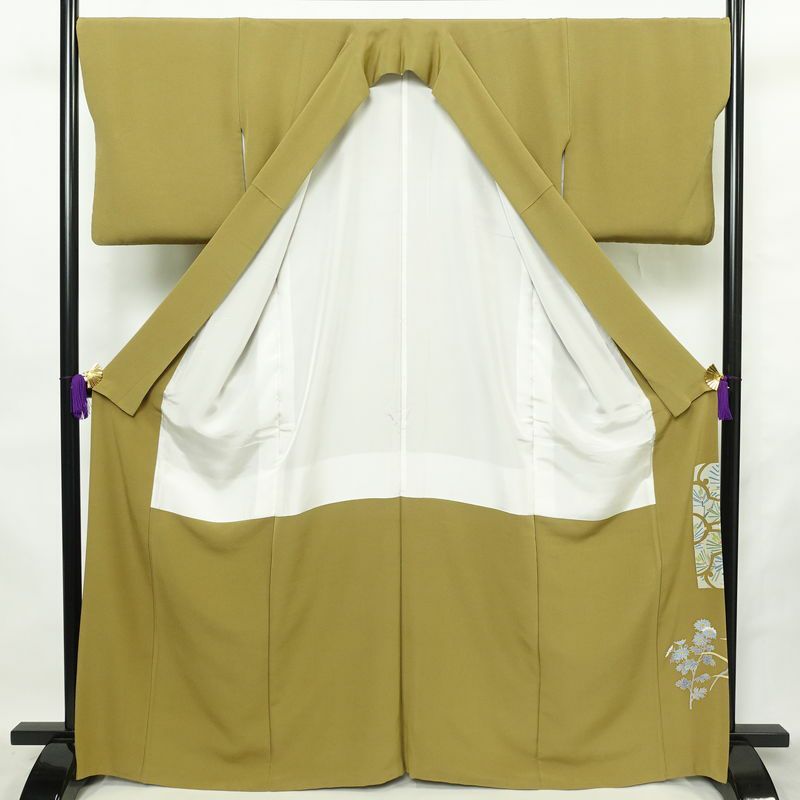 色留袖 良品 落款入り 縮緬 一つ紋付き 正絹 木の葉・植物柄 袷仕立て 身丈165.5cm 裄丈67.5cm リサイクル着物 着物 共八掛 結婚式 黄・黄土色_画像3