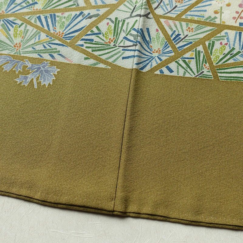 色留袖 良品 落款入り 縮緬 一つ紋付き 正絹 木の葉・植物柄 袷仕立て 身丈165.5cm 裄丈67.5cm リサイクル着物 着物 共八掛 結婚式 黄・黄土色_画像11