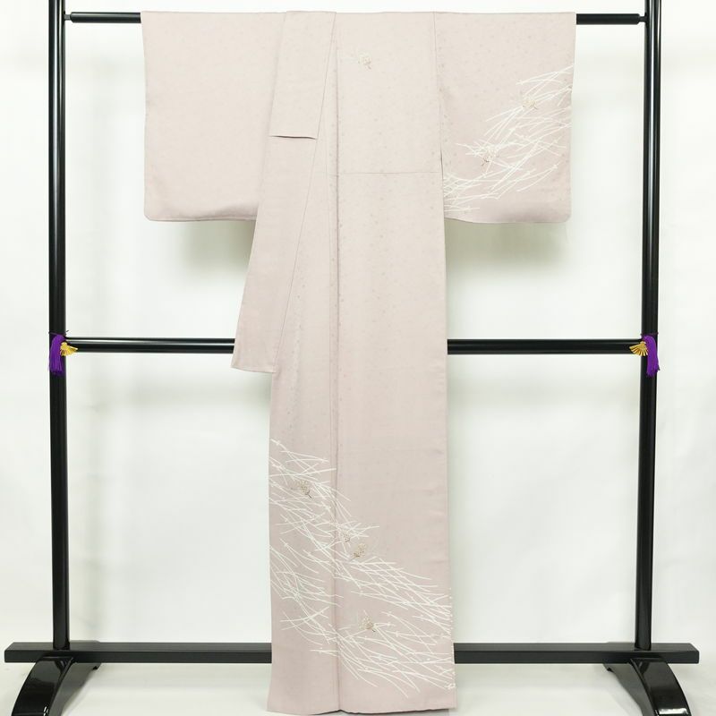 付け下げ 良品 一つ紋付き 正絹 木の葉・植物柄 袷仕立て 身丈161cm 裄丈67cm リサイクル着物 着物 箔 入学式 卒業式 七五三 お宮参り フォーマル 上品 松葉 松ぼっくり 紫・藤色_画像2