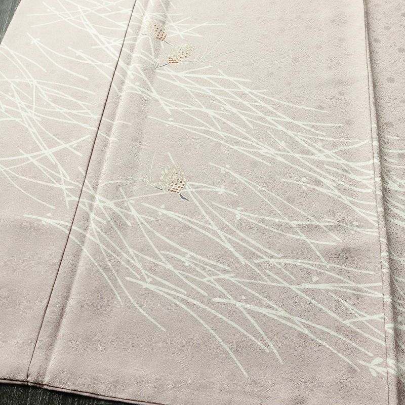 付け下げ 良品 一つ紋付き 正絹 木の葉・植物柄 袷仕立て 身丈161cm 裄丈67cm リサイクル着物 着物 箔 入学式 卒業式 七五三 お宮参り フォーマル 上品 松葉 松ぼっくり 紫・藤色_画像4