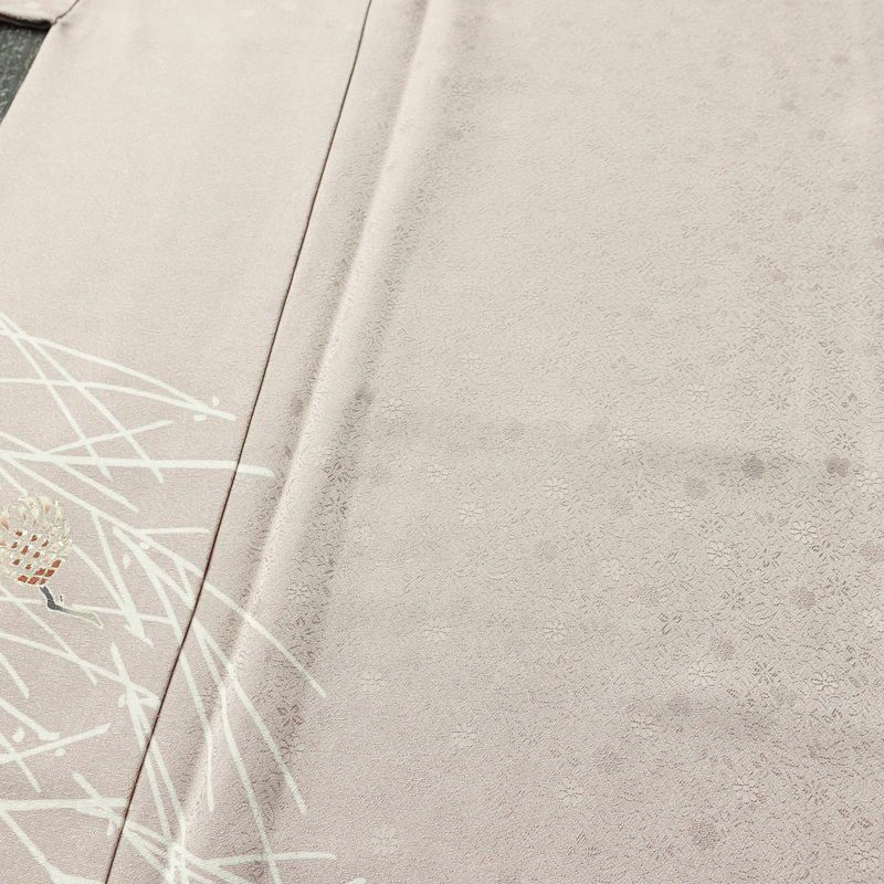 付け下げ 良品 一つ紋付き 正絹 木の葉・植物柄 袷仕立て 身丈161cm 裄丈67cm リサイクル着物 着物 箔 入学式 卒業式 七五三 お宮参り フォーマル 上品 松葉 松ぼっくり 紫・藤色_画像5