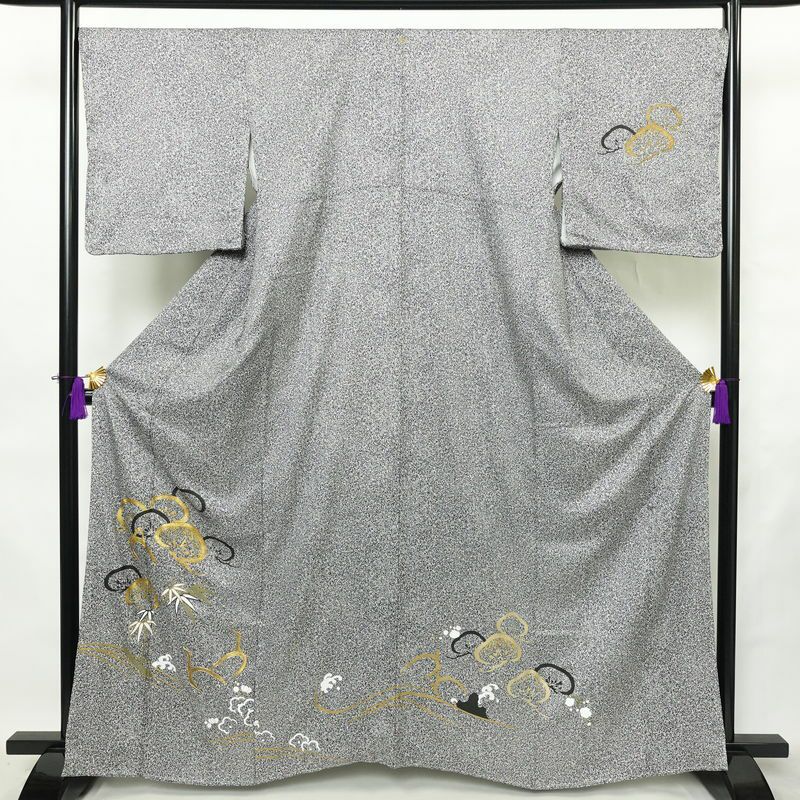 付け下げ 良品 しつけ糸付き 金駒刺繍 一つ紋付き 正絹 木の葉・植物柄 袷仕立て 身丈163.5cm 裄丈68.5cm リサイクル着物 着物 箔 共八掛 グレー_画像1
