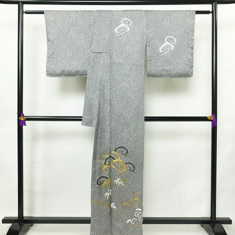付け下げ 良品 しつけ糸付き 金駒刺繍 一つ紋付き 正絹 木の葉・植物柄 袷仕立て 身丈163.5cm 裄丈68.5cm リサイクル着物 着物 箔 共八掛 グレー_画像2