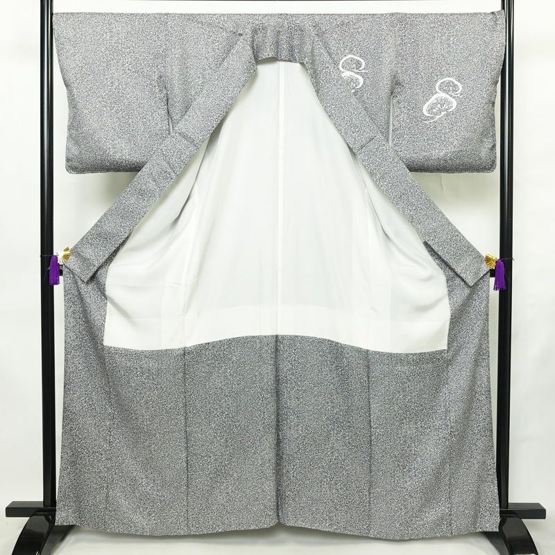 付け下げ 良品 しつけ糸付き 金駒刺繍 一つ紋付き 正絹 木の葉・植物柄 袷仕立て 身丈163.5cm 裄丈68.5cm リサイクル着物 着物 箔 共八掛 グレー_画像3