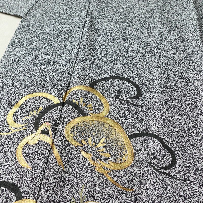 付け下げ 良品 しつけ糸付き 金駒刺繍 一つ紋付き 正絹 木の葉・植物柄 袷仕立て 身丈163.5cm 裄丈68.5cm リサイクル着物 着物 箔 共八掛 グレー_画像5